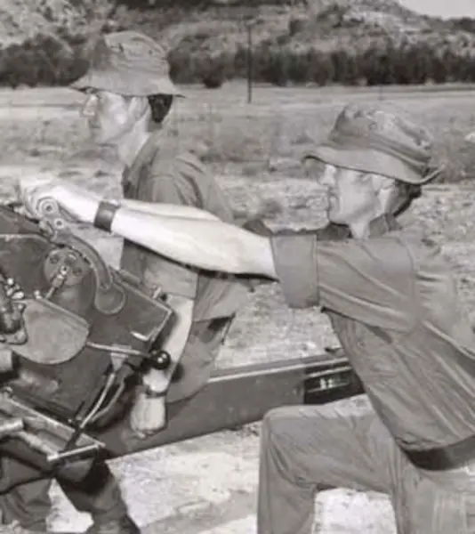 L/Bdr Derek Driscoll and Gnr Dennis Dyer on 105mm Pack Howitzer