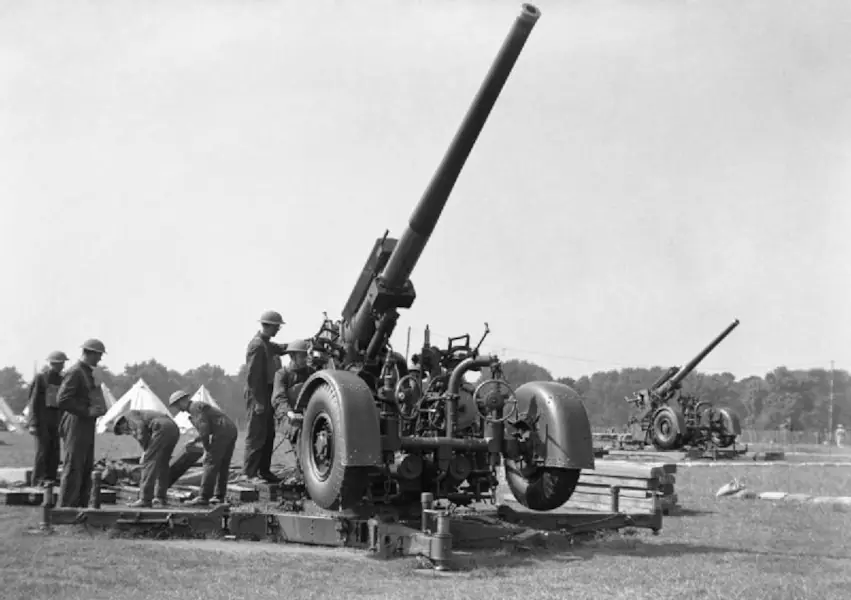 3.7-inch heavy anti-aircraft guns in Hyde Park, London, 1939